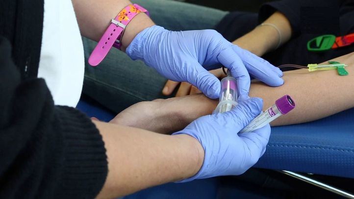 Extracción de sangre cuyos datos genéticos se incluyen el registro de donantes.