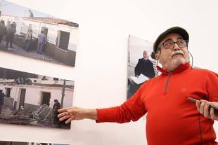Santi Vaquero, mostrando una de sus fotografías