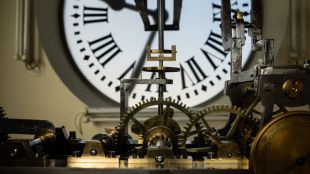 El reloj de la Puerta del Sol, listo para recibir el año 2025