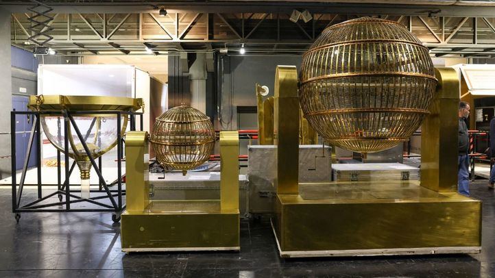 Los bombos y el resto de elementos llegan al Teatro Real de Madrid para el Sorteo Extraordinario de Navidad del próximo 22 de diciembre