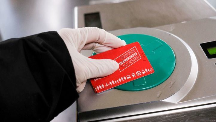 Un usuario de Metro valida la tarjeta de transporte público