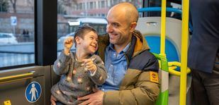 Pequeños pacientes del Gregorio Marañón, de excursión para ver las luces de Navidad