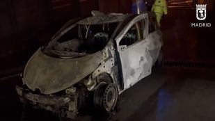 El incendio de un coche eléctrico moviliza a diez dotaciones de bomberos
