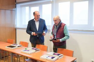 El municipio de Moralzarzal recibió la visita del consejero de Digitalización, Miguel López-Valverde, quien se interesó por el equipamiento tecnológico de sus aulas.