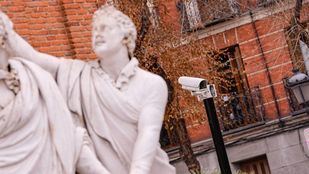 Almeida enciende las cámaras de seguridad de la plaza Dos de Mayo