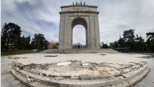 Desperfectos en el Arco de la Victoria de Moncloa.