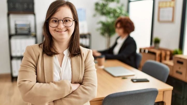 Usuaria de la Asociación Amica (una de las entidades ganadoras) en su puesto laboral.
