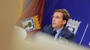 Almeida carga contra Sánchez por no denunciar la dictadura de Maduro y Ayuso alaba a María Corina Machado