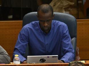 El dirigente de Podemos Serigné Mbayé, citado a declarar por injurias a la Policía