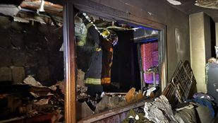 Bomberos extinguen un incendio en la calle Benavente de Majadahonda