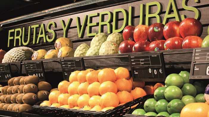 Estante de frutas y verduras en un supermercado