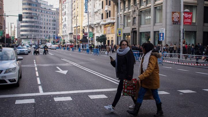 Dos personas pasean abrigadas por la Gran Vía