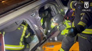 Bomberos de Madrid rescatan a un hombre atrapado tras volcar su vehículo