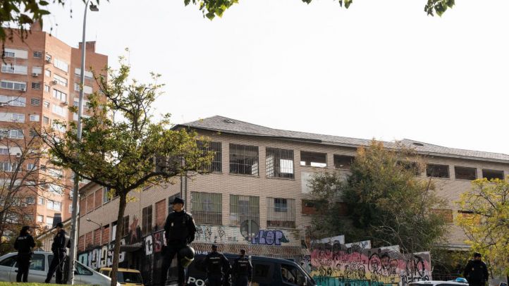 Agentes de la Policía Nacional durante el desalojo por parte de la Policía Nacional del centro social okupado 'La Atalaya' en Puente de Vallecas, a 26 de noviembre de 2024, en Madrid (España).