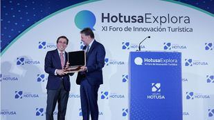 Entrega de la placa conmemorativa por la participación en el foro de Innovación turística.