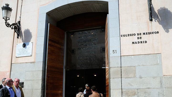 Varios médicos entran al Colegio de Medicos de Madrid (Archivo)