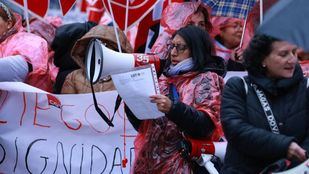 Trabajadoras del SAD exigen de nuevo mejoras laborales bajo la lluvia