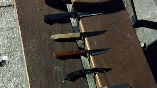 Detenidos 5 jóvenes, 3 de ellos menores, por reunirse en un parque con cuchillos, cúteres y navajas