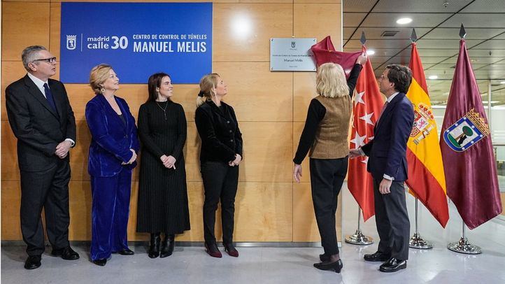 La viuda de Melis descubre la placa con su nombre en el Centro de Control de Túneles de Calle 30