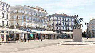 La Puerta del Sol se prepara para el verano con la instalación de toldos