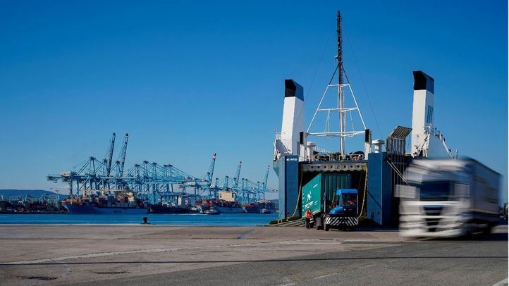 Un camión saliendo de un buque en el puerto de Algeciras