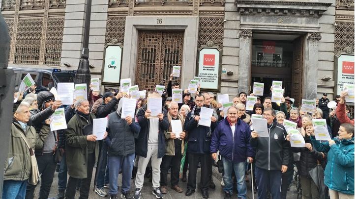 Vecinos de la Cañada presentan 350 firmas en la Consejería de Medio Ambiente para exigir que vuelva la luz
