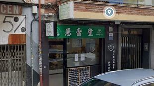 Así es el centro de masajes desmantelado en Usera