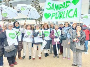 Vecinos y sanitarios, contra la privatización de servicios en el nuevo 12 de Octubre