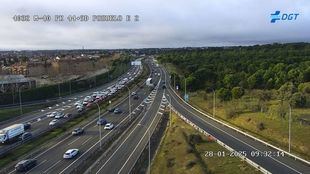 El incendio de un vehículo causa el caos en la M-40