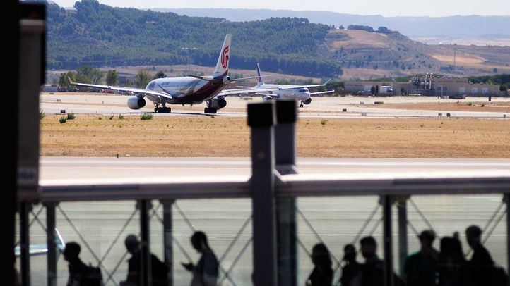 Pistas del aeropuerto de Barajas con pasajeros embarcando en primer plano