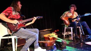 Pablo Fernández Arrieta y Jean Marie Ecay repasan a dos guitarras la cultura musical vasca en 'Nere gitartxoari'