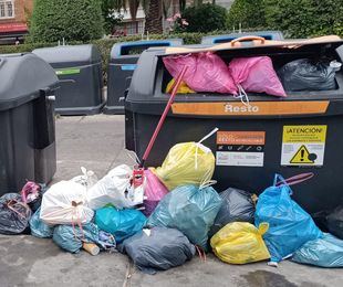 Foto de archivo de contenedores desbordados del barrio de Zafío
