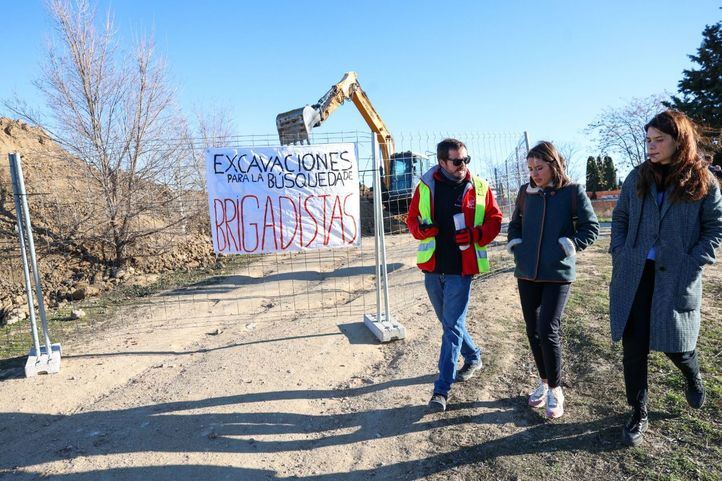 Irene Montero visita la zona de Montecarmelo donde se ha estado excavando en busca de restos de brigadistas
