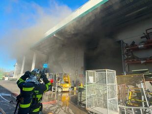 Arde una nave industrial de reciclaje de aparatos eléctricos de Torrejón de Ardoz