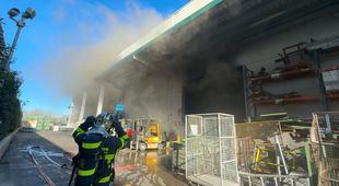 Arde una nave industrial de reciclaje de aparatos eléctricos de Torrejón de Ardoz