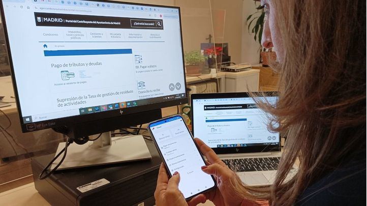 Una usuaria se familiariza con el pago vía Bizum de impuestos y tasas municipales