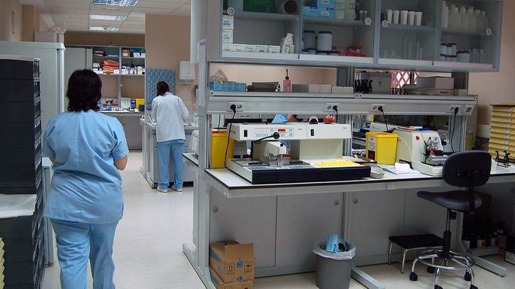 Personal sanitario en un laboratorio médico de oncología