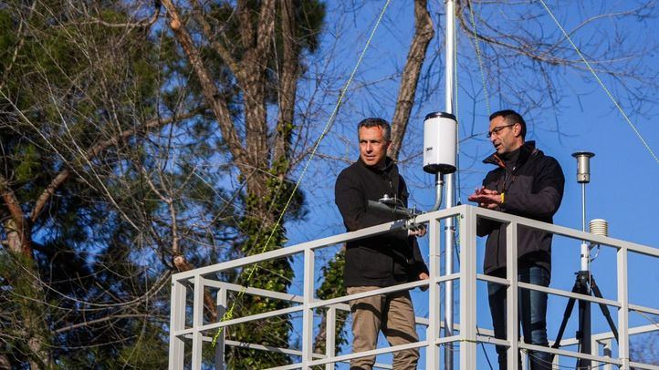 Carlos Novillo, consejero de Medioambiente, visita la estación de medición atmosférica de San Sebastián de los Reyes