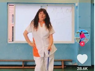 La limpiadora despedida de un colegio por subir vídeos a TikTok defiende que no hizo nada grave