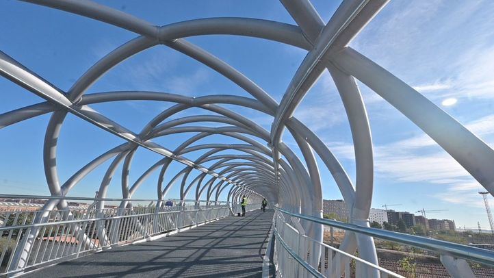 Pasarela peatonal que une los barrios de Butarque y San Cristóbal de los Ángeles