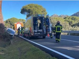Un conductor de 39 años, herido de gravedad al colisionar contra un árbol