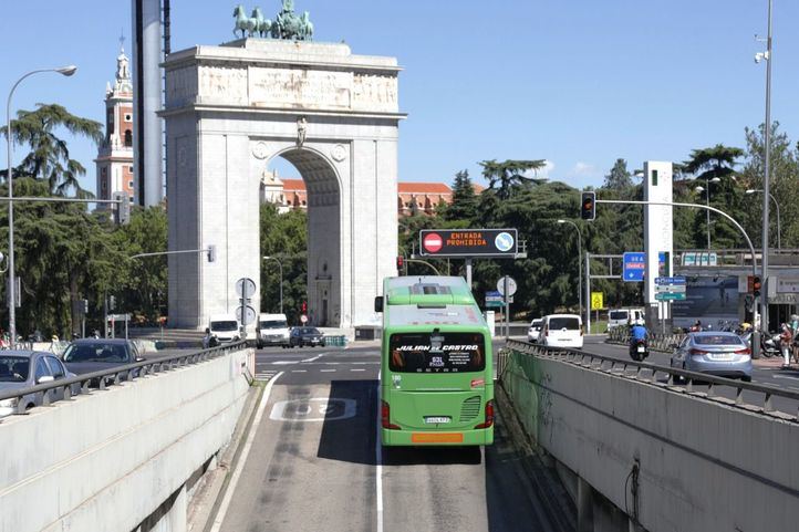 Autobús saliendo del Intercambiador de Moncloa