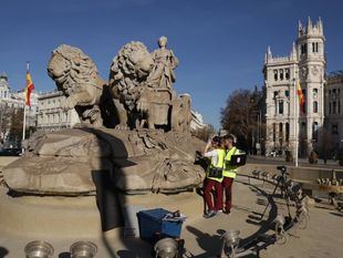 Sin desperfectos a simple vista en el chequeo inicial de la Fuente de Cibeles