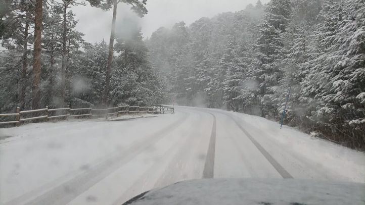 Carretera nevada, en una foto de archivo