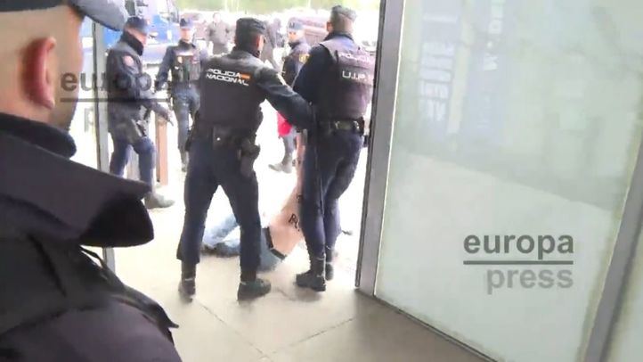 Momento en el que varios agentes de Policía expulsan de 'Patriots' a una activista de Femen