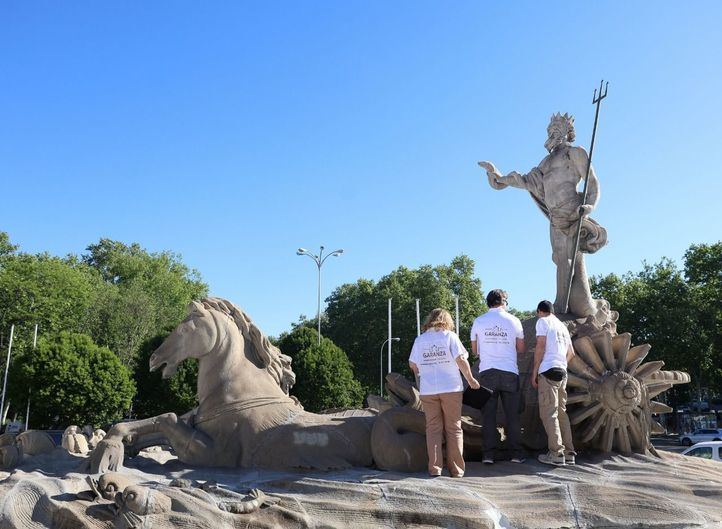 Técnicos intervienen en la Fuente de Neptuno