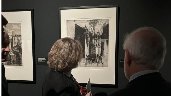 La delegada de Cultura, Marta Rivera de la Cruz, en la exposición 'Aguafortistas. De Fortuny a Solana'.