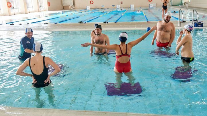 Un grupo de personas en las clases de natación que imparte la Fundación.