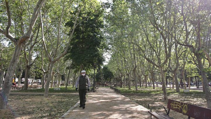 Un anciano con mascarilla pasea por un camino del Parque Calero, en el distrito de Ciudad Lineal de la capital, en una imagen de archivo