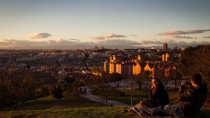 Una pareja se hace fotos al atardecer en el parque Cerro del Tío Pío.
